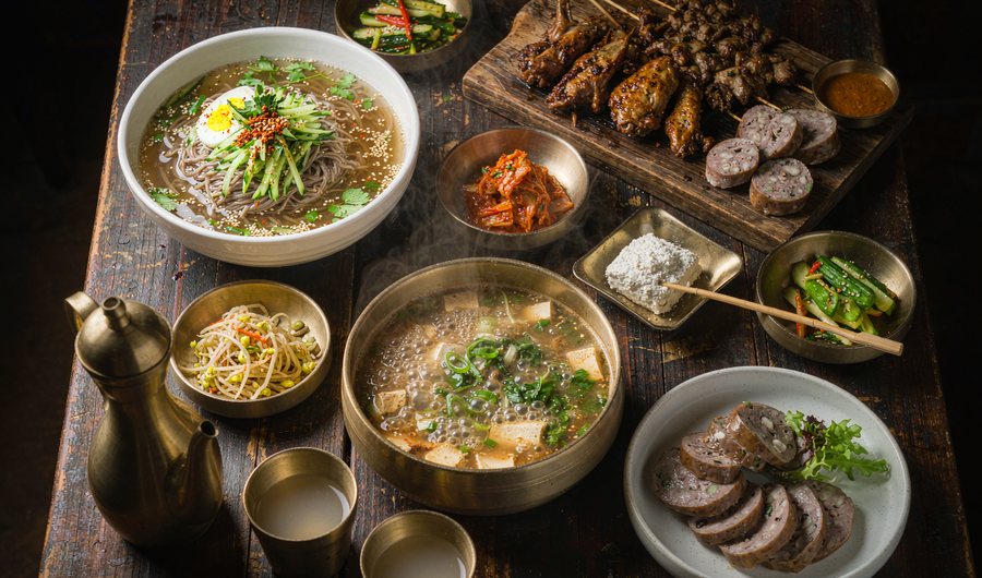 延吉美食攻略:本地人常吃的 8 样延边味道 延边美食 延吉一桌:冷面、烤串、米肠、打糕与米酒 延吉美食攻略:本地人常吃的 8 样延边味道 延边美食
